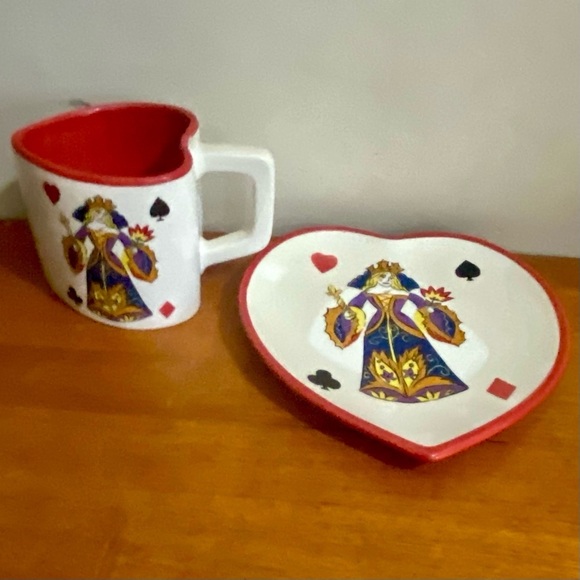Beautiful, Rare, Large 8-pc  King of Hearts Cups and Saucers - Picture 6 of 15